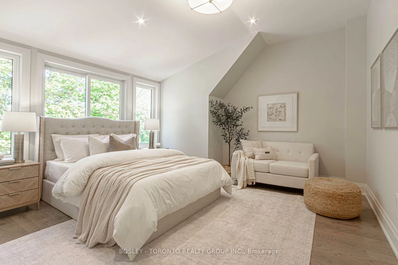 1138, Mona, Mineola, Mississauga