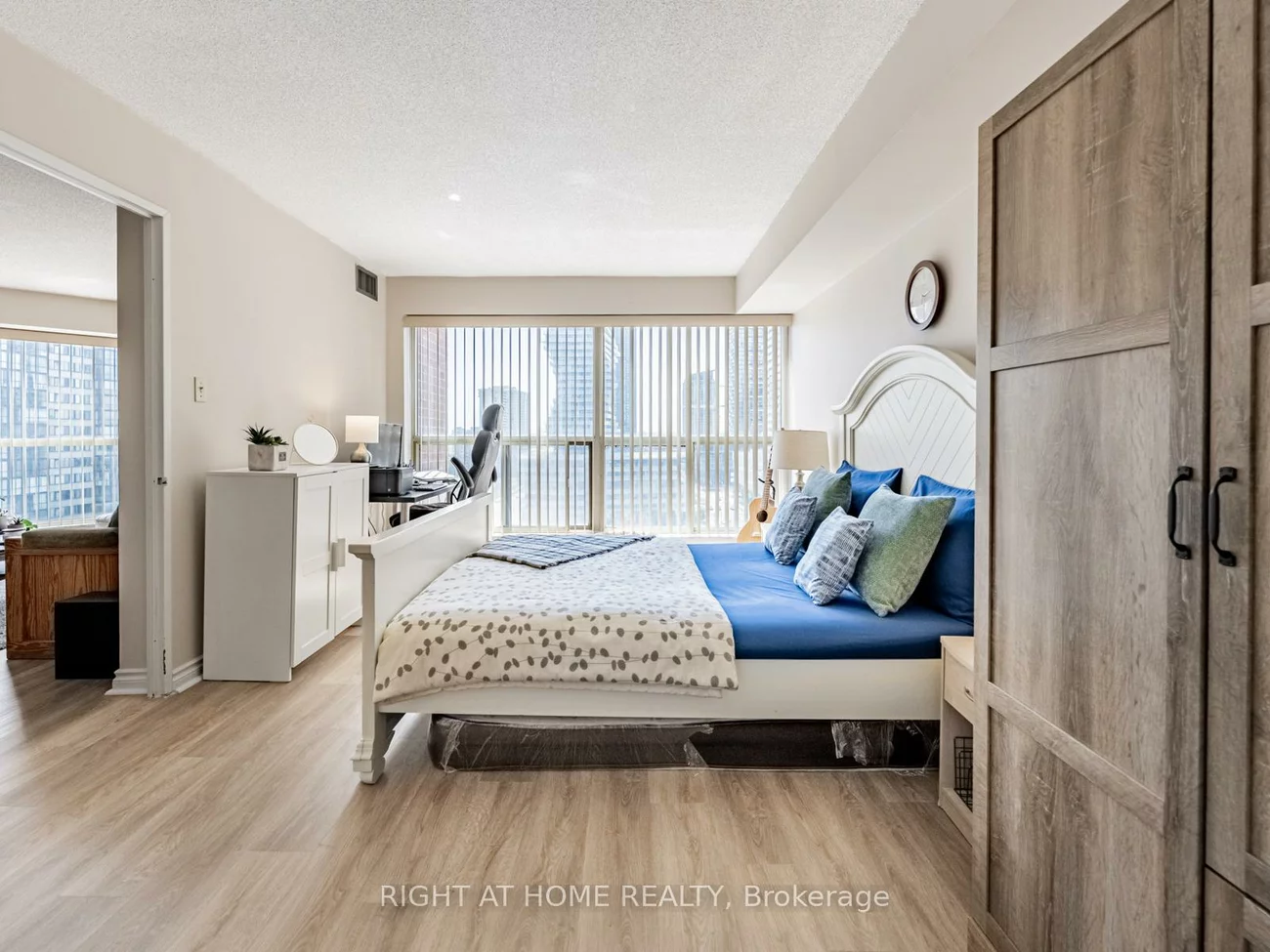 335, Webb, City Centre, Mississauga