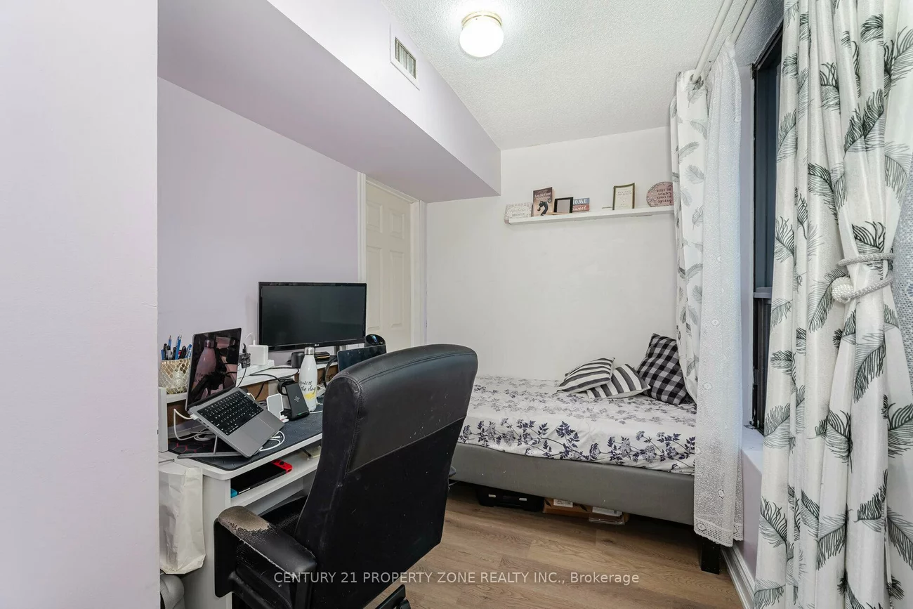 25, Agnes, Cooksville, Mississauga