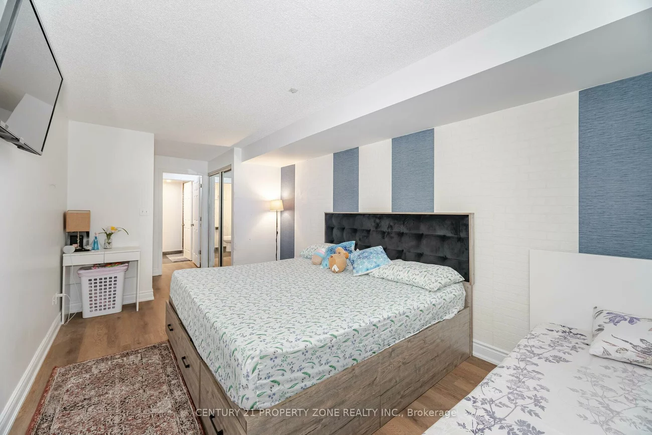 25, Agnes, Cooksville, Mississauga
