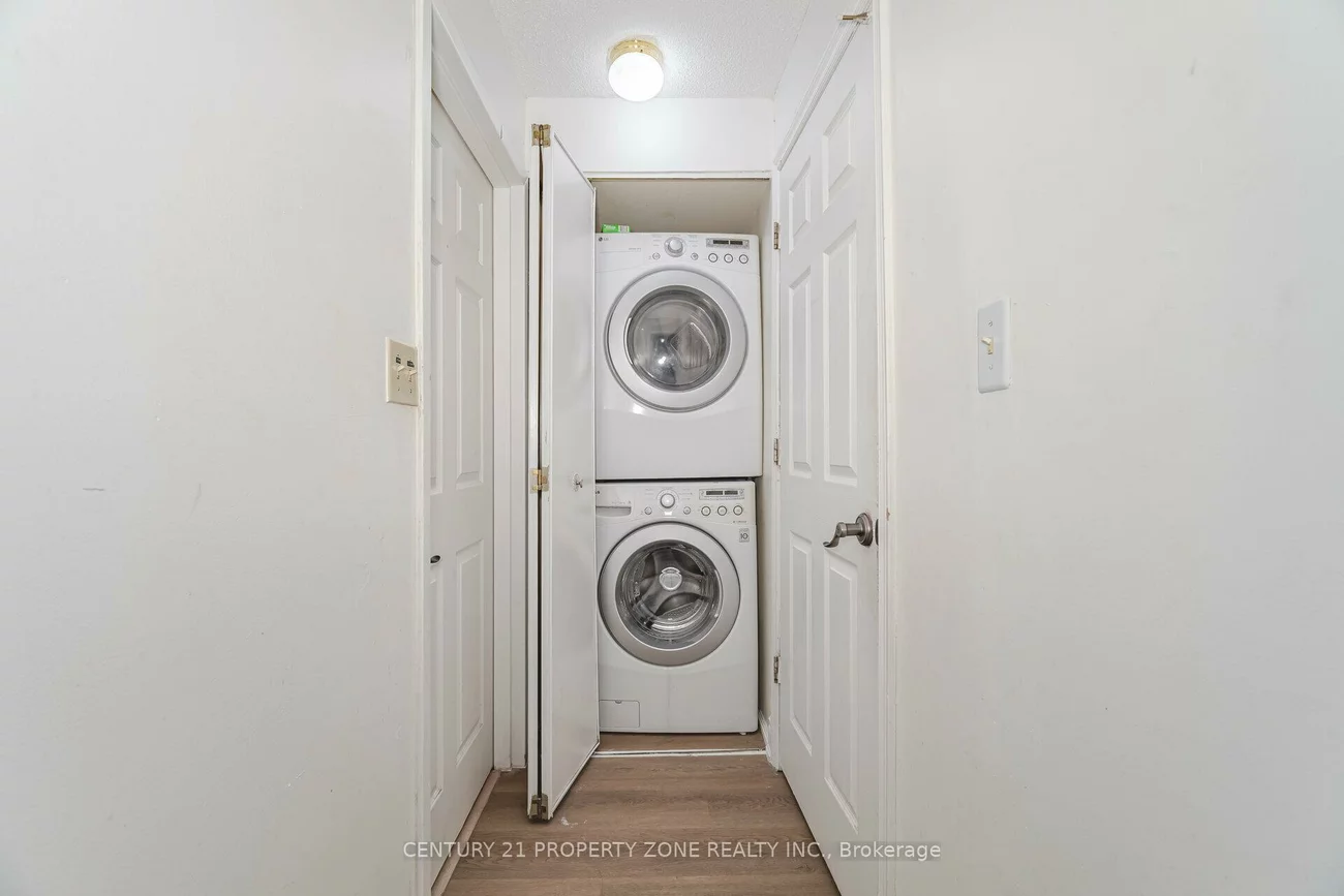 25, Agnes, Cooksville, Mississauga
