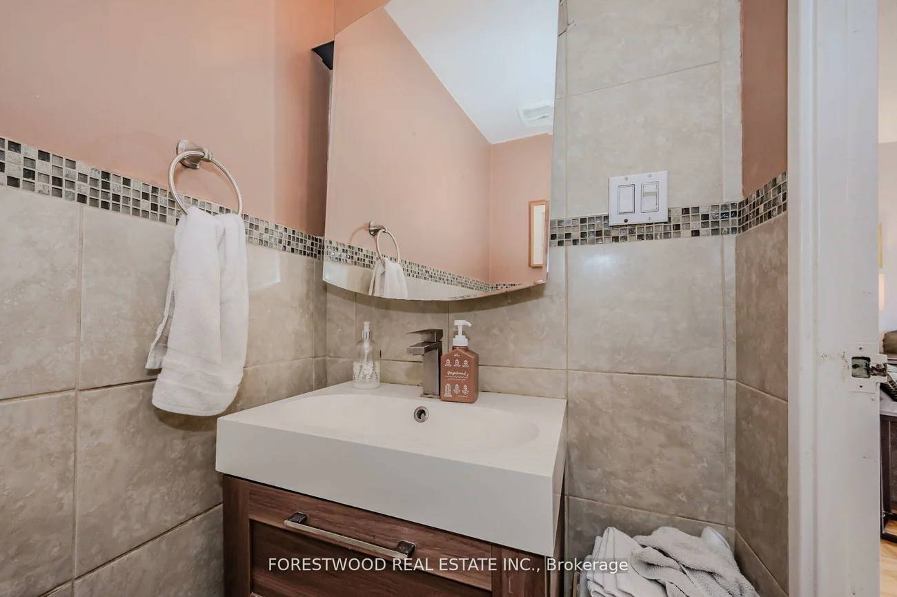 1221, Dundix, Applewood, Mississauga