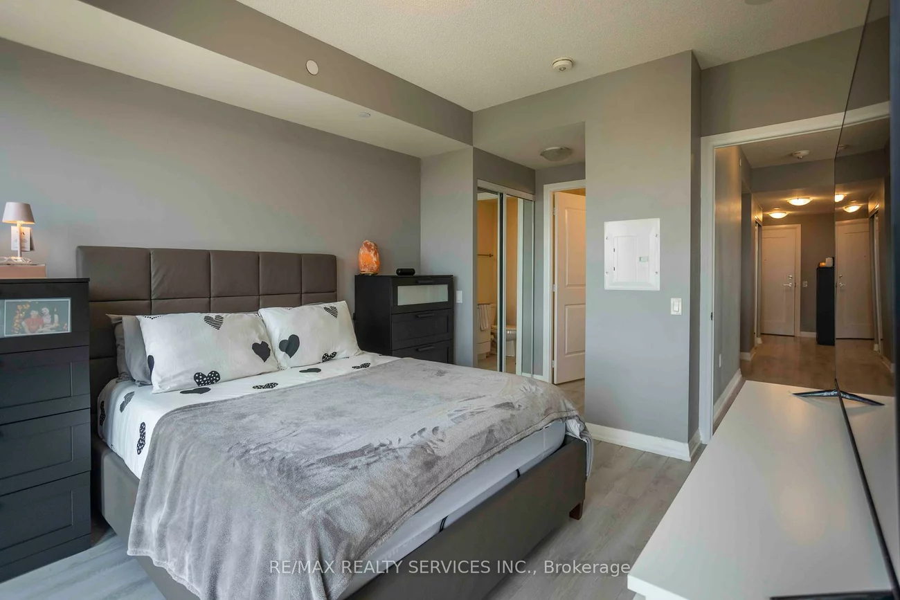 35, Watergarden, Hurontario, Mississauga