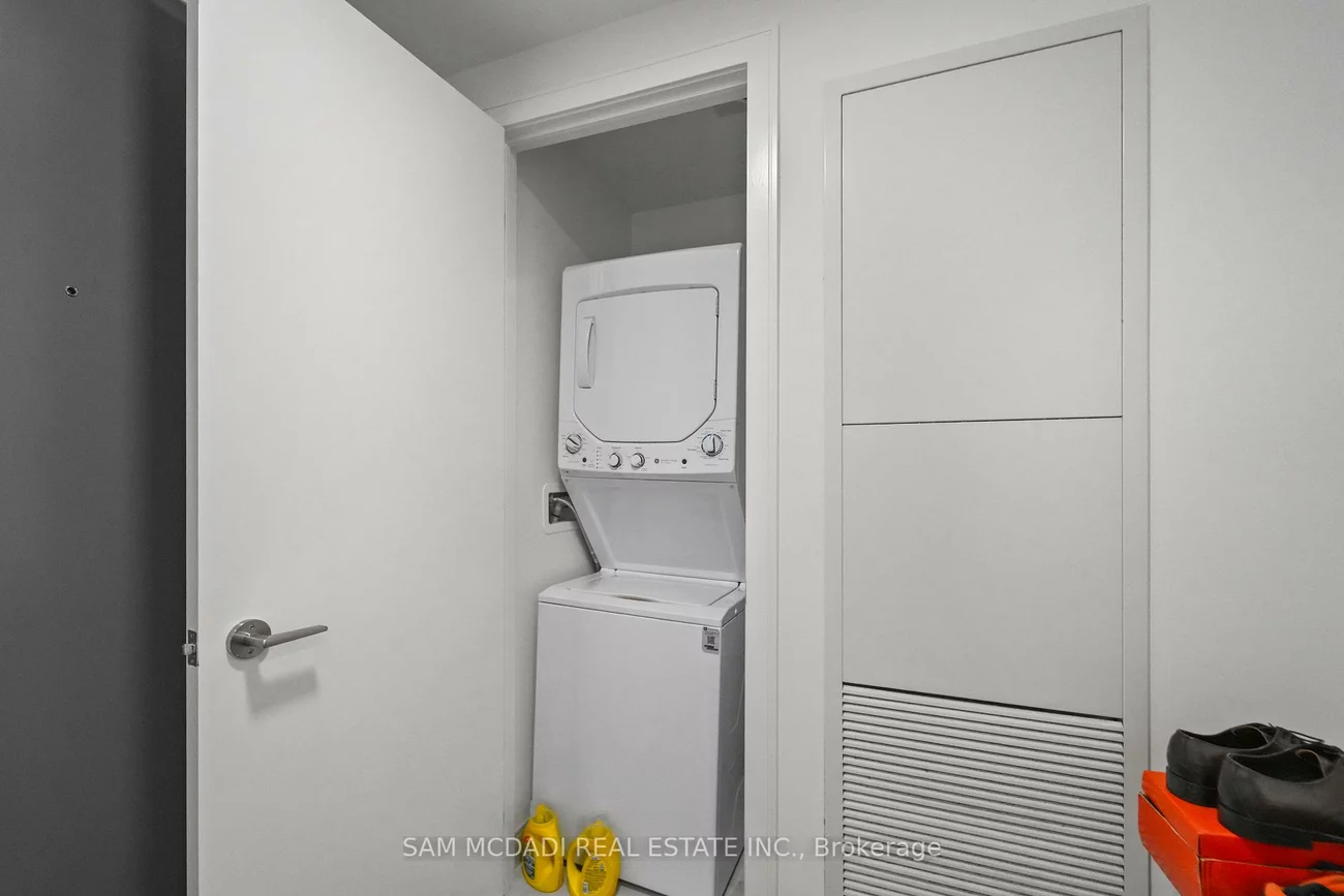 86, Dundas, Cooksville, Mississauga