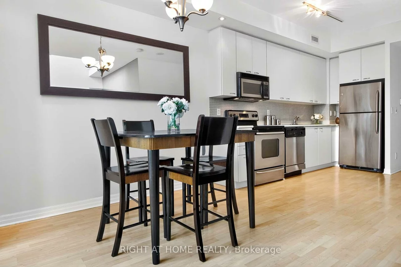 220, Burnhamthorpe, City Centre, Mississauga