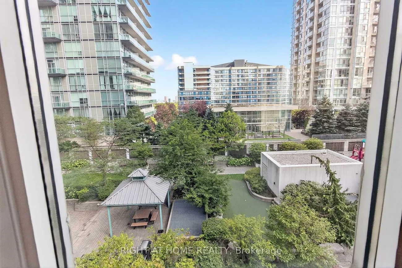 220, Burnhamthorpe, City Centre, Mississauga