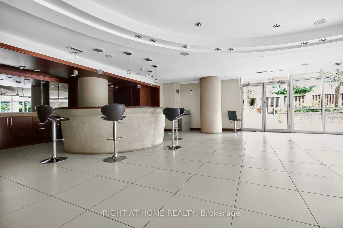 220, Burnhamthorpe, City Centre, Mississauga