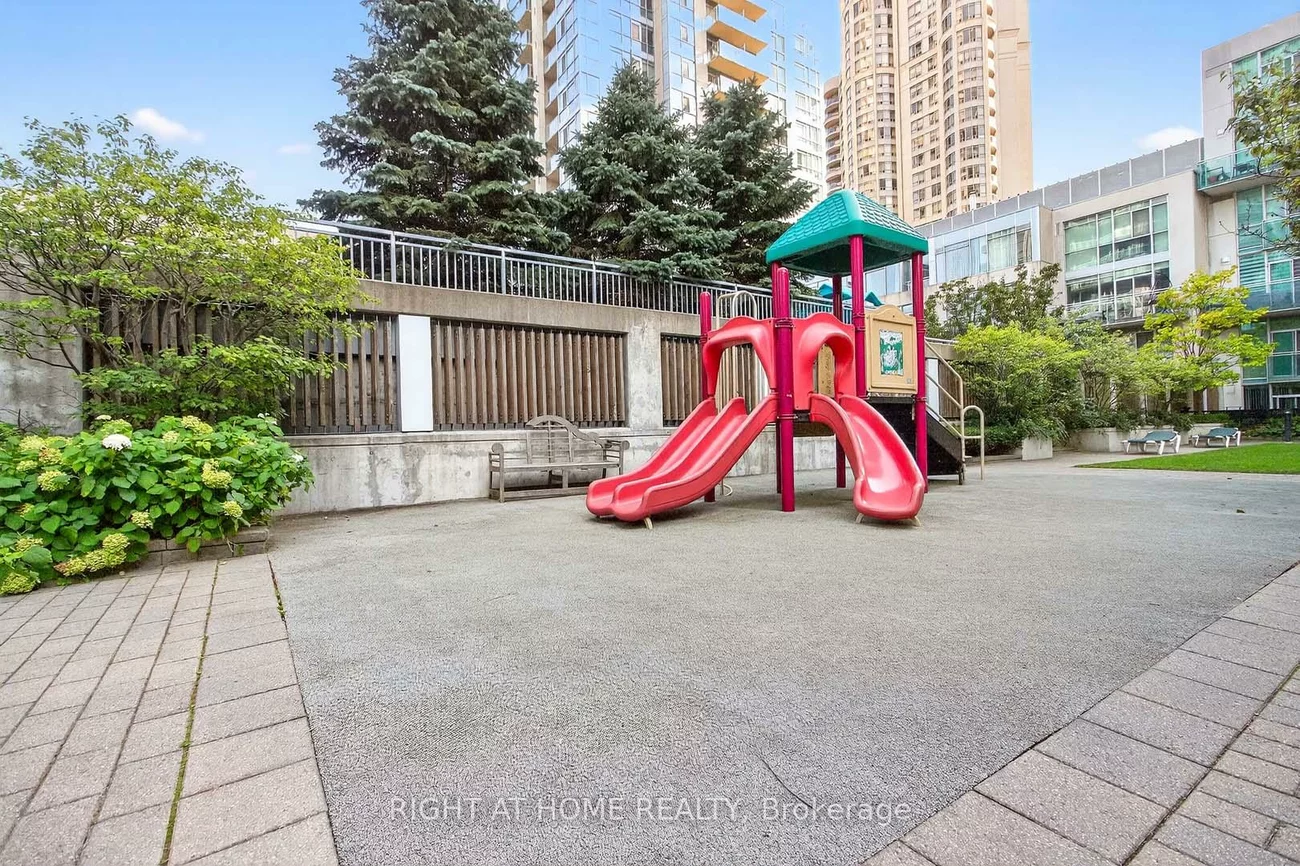 220, Burnhamthorpe, City Centre, Mississauga