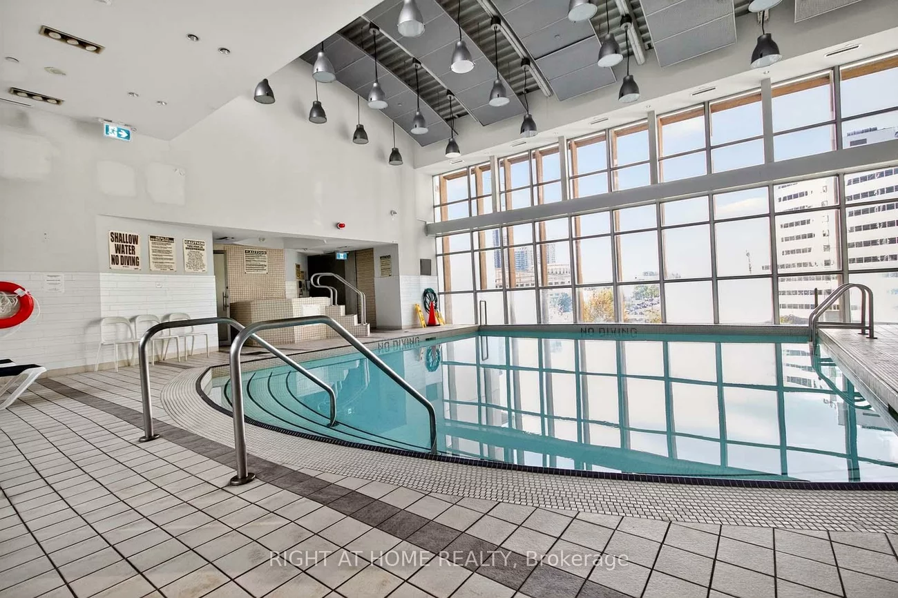 220, Burnhamthorpe, City Centre, Mississauga
