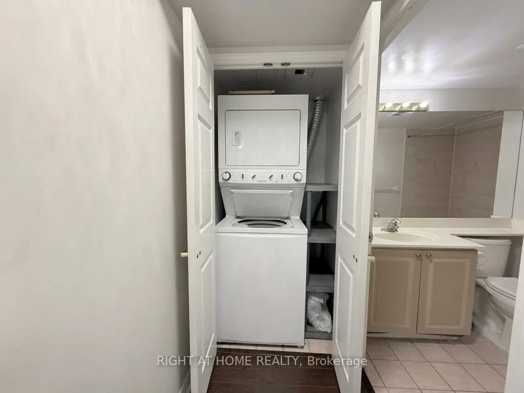 25, Kingsbridge Garden, Hurontario, Mississauga