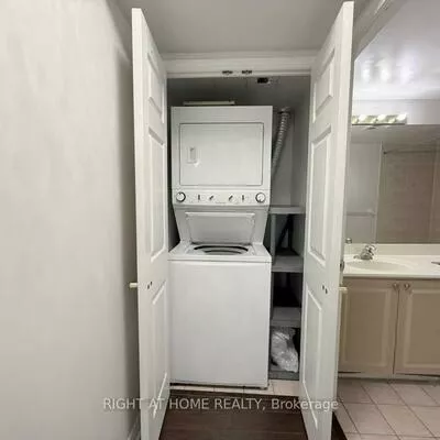 25, Kingsbridge Garden, Hurontario, Mississauga