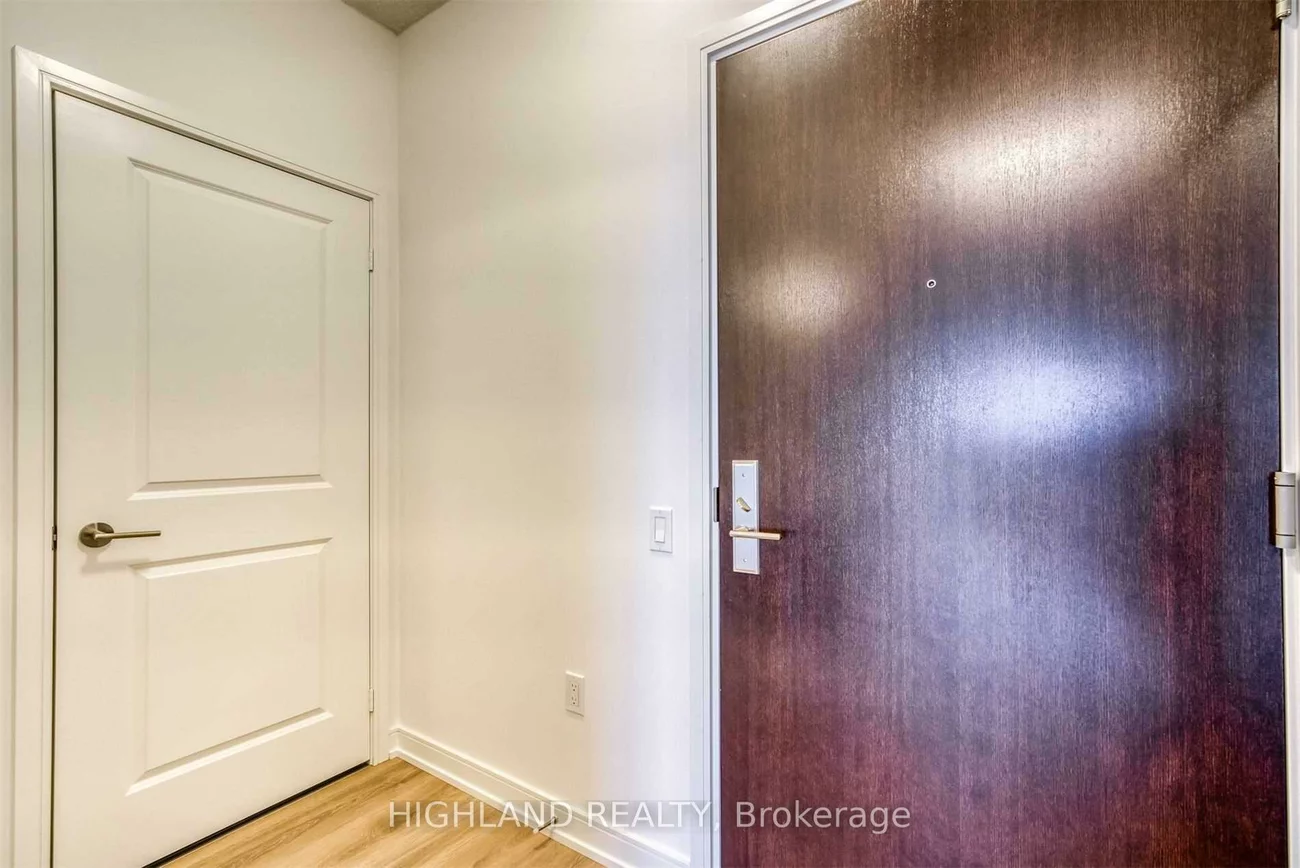 8, Nahani, Hurontario, Mississauga
