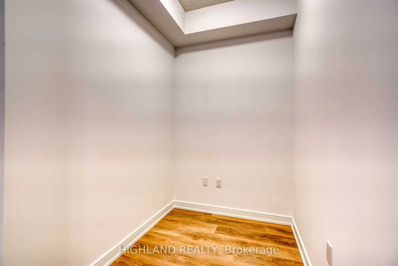8, Nahani, Hurontario, Mississauga