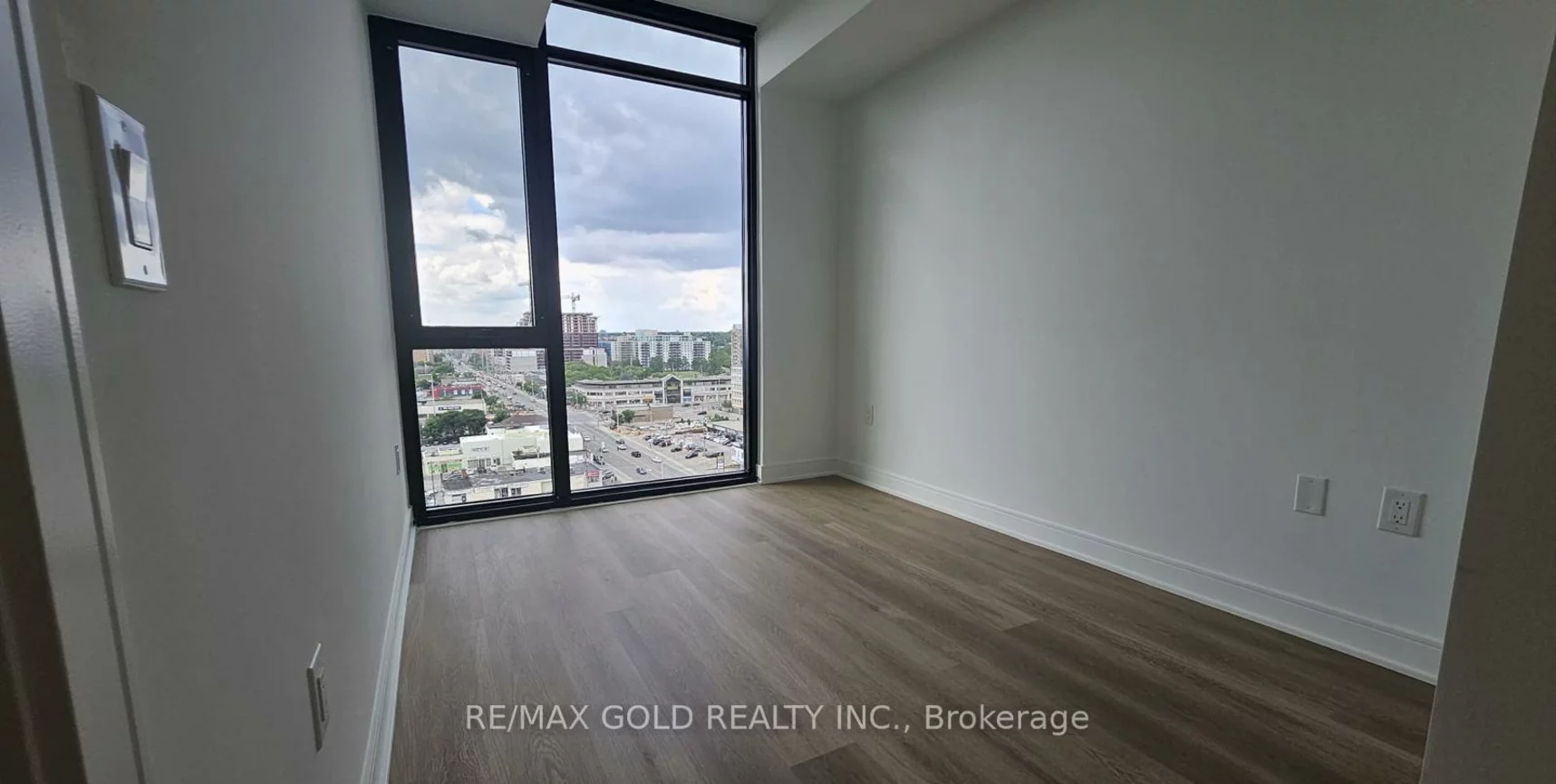86, Dundas, Cooksville, Mississauga