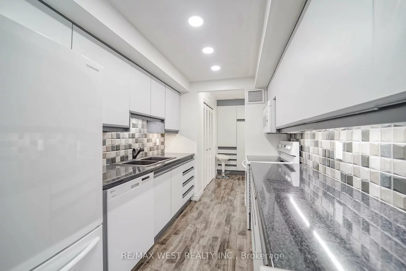 1300, Bloor, Applewood, Mississauga