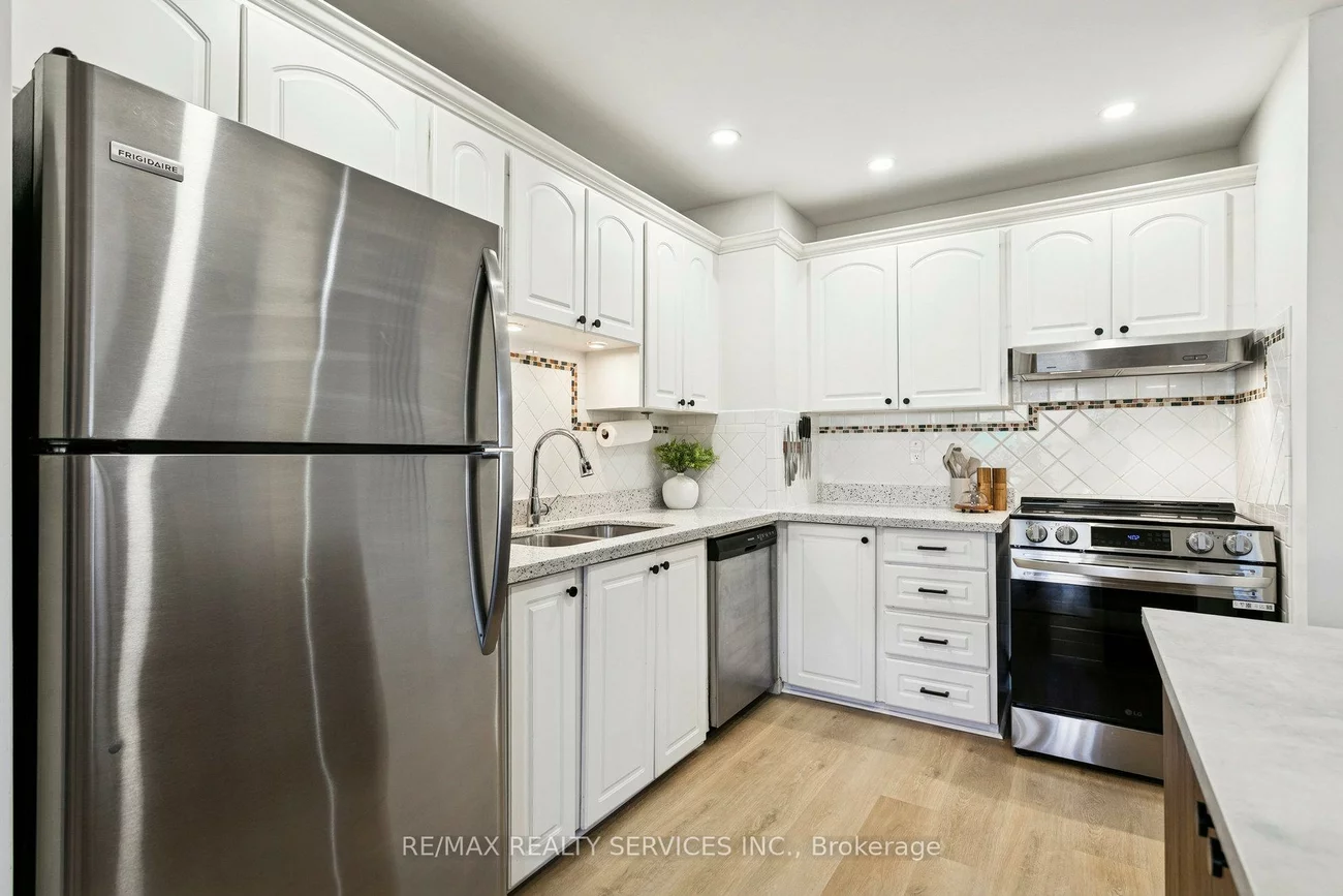 3395, Cliff, Mississauga Valleys, Mississauga