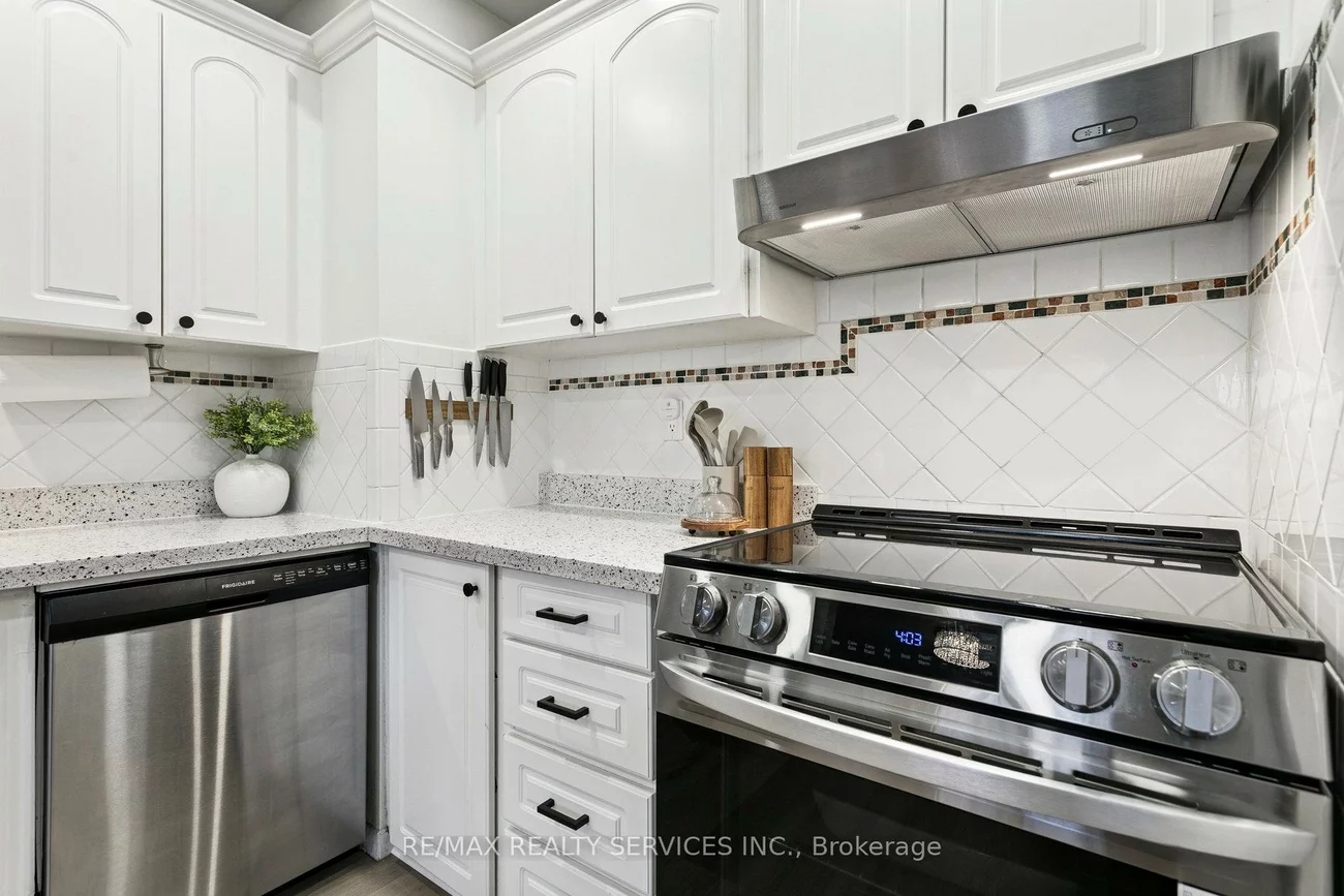 3395, Cliff, Mississauga Valleys, Mississauga