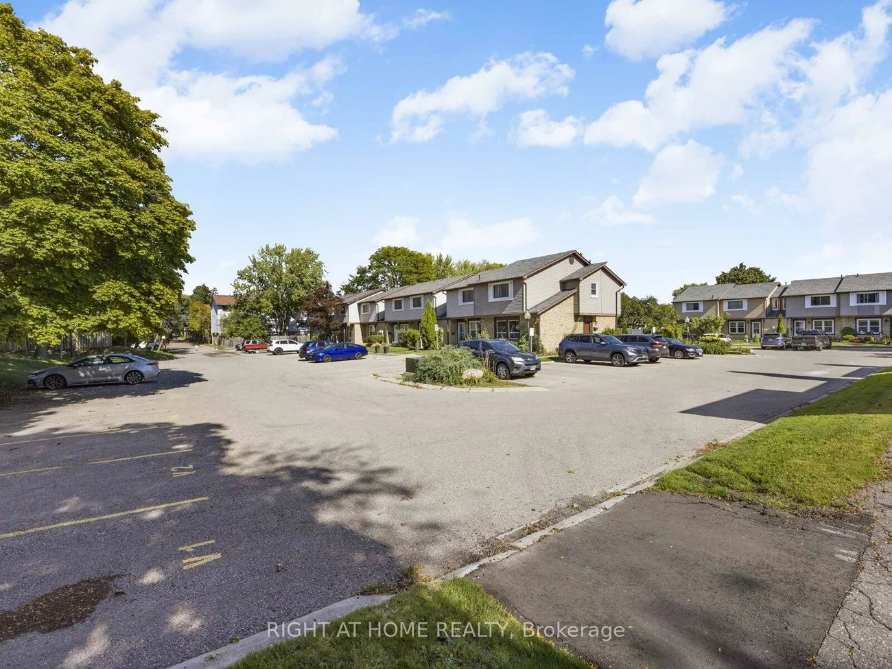 120, Falconer, Streetsville, Mississauga