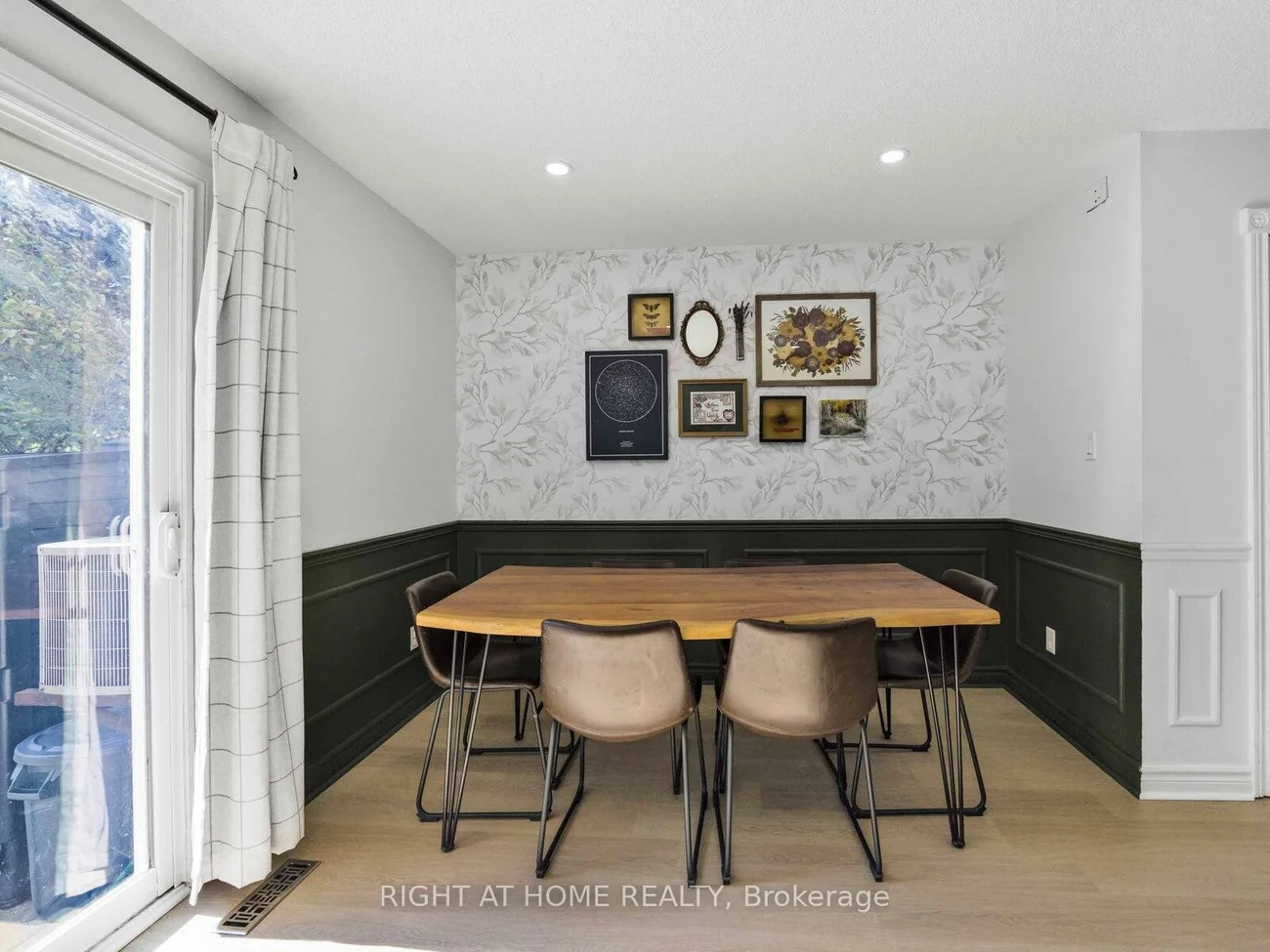 120, Falconer, Streetsville, Mississauga