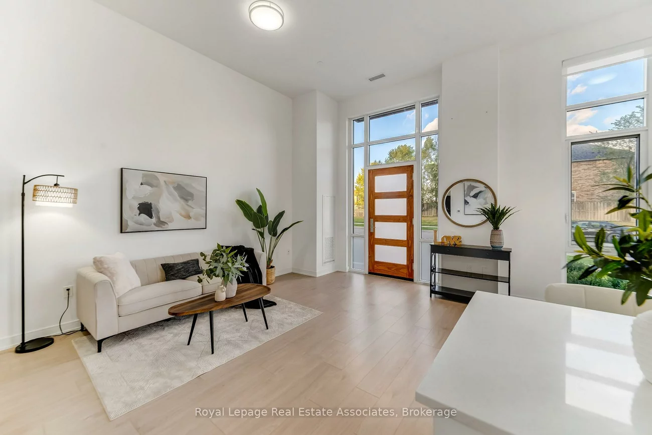 8, Nahani, Hurontario, Mississauga