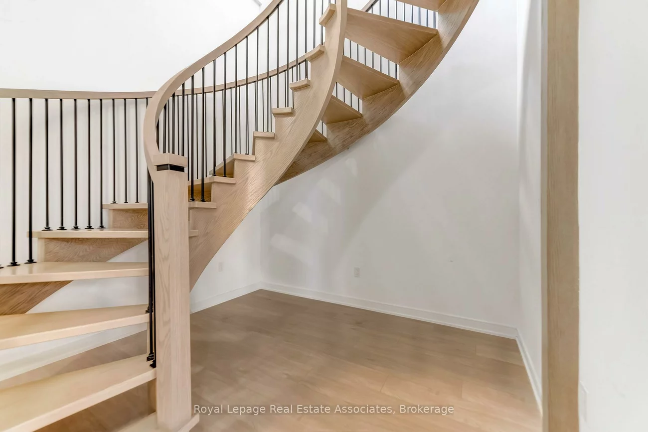 8, Nahani, Hurontario, Mississauga