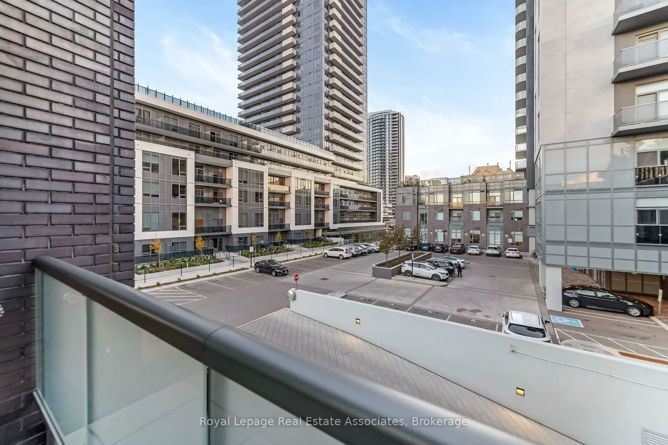 8, Nahani, Hurontario, Mississauga