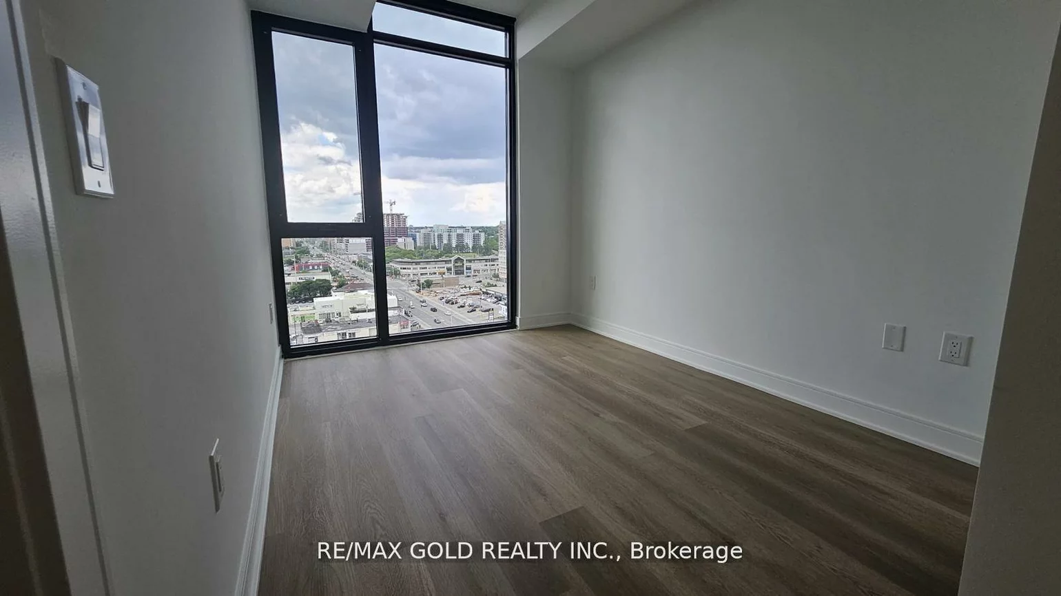 86, Dundas, Cooksville, Mississauga