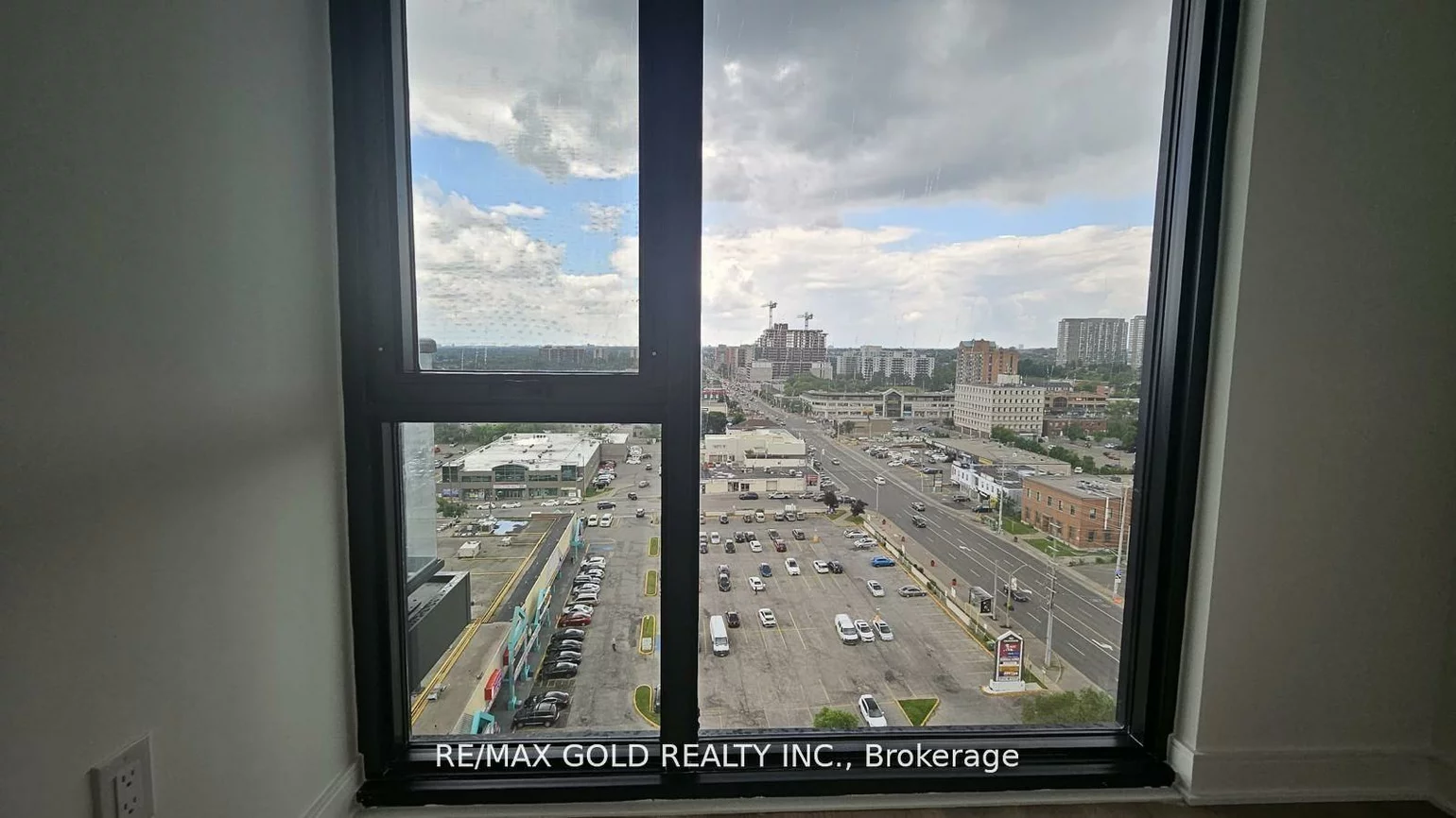 86, Dundas, Cooksville, Mississauga