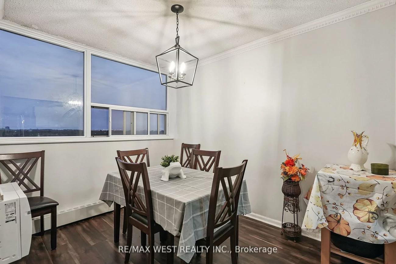 530, Lolita, Mississauga Valleys, Mississauga