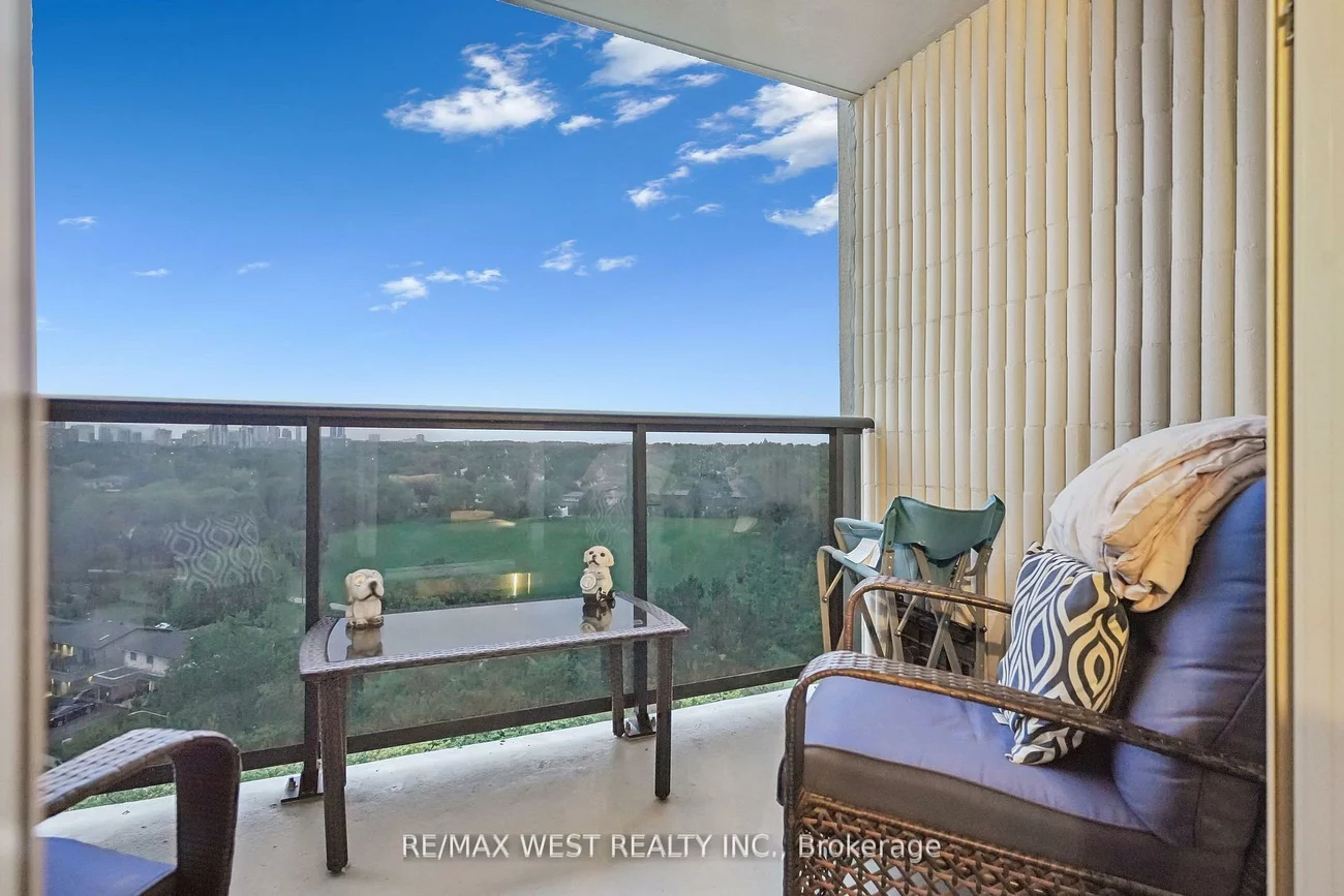 530, Lolita, Mississauga Valleys, Mississauga