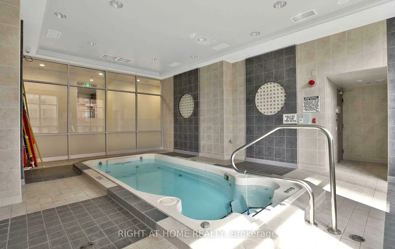 55, Strathaven, Hurontario, Mississauga