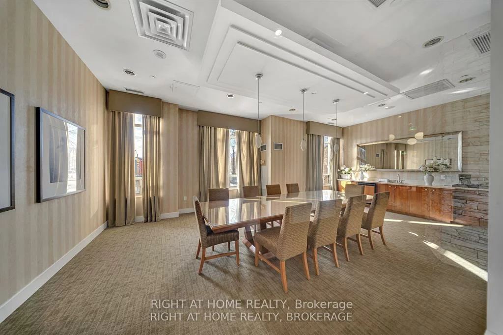 55, Strathaven, Hurontario, Mississauga