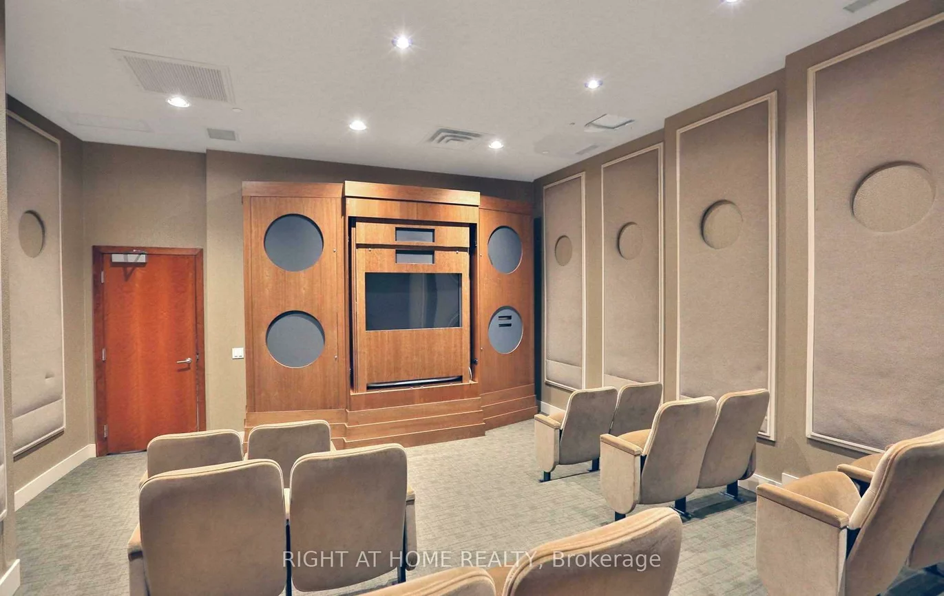 55, Strathaven, Hurontario, Mississauga