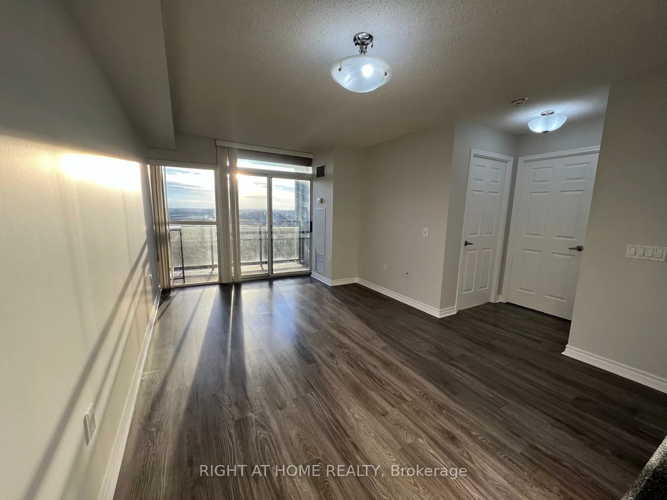 55, Strathaven, Hurontario, Mississauga