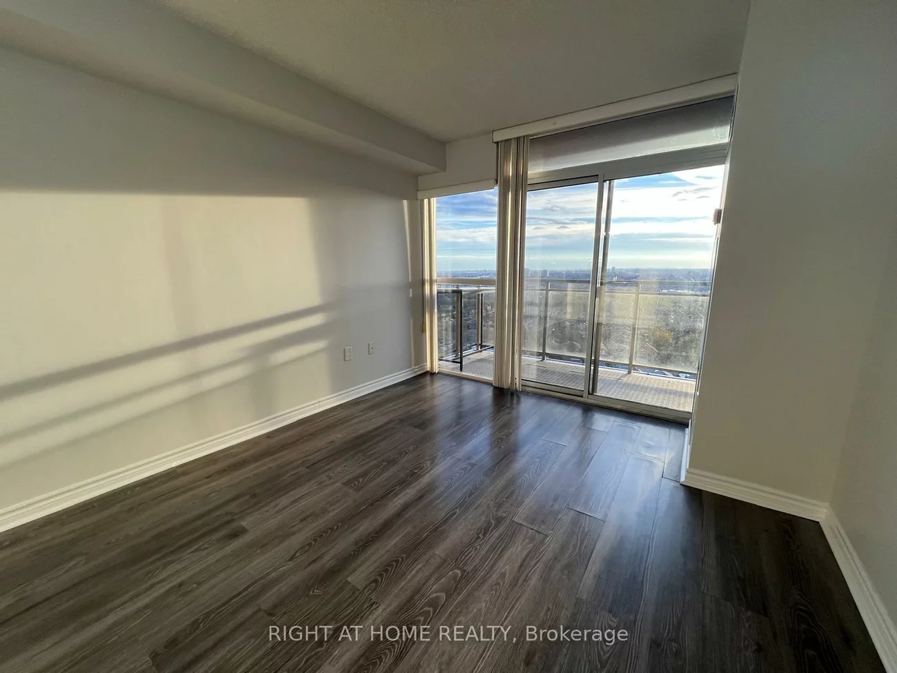 55, Strathaven, Hurontario, Mississauga