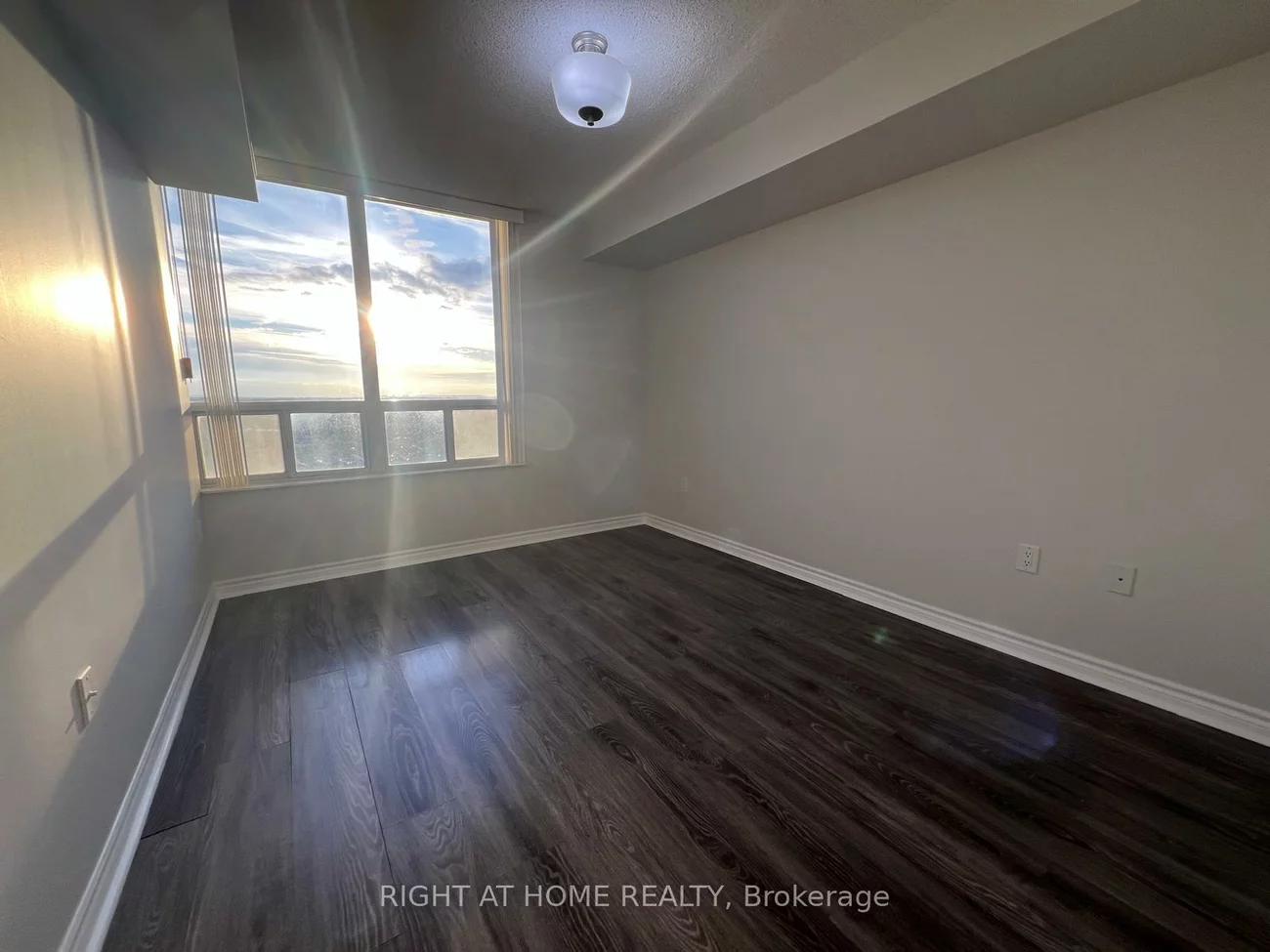 55, Strathaven, Hurontario, Mississauga