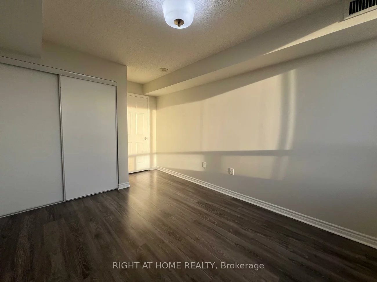 55, Strathaven, Hurontario, Mississauga