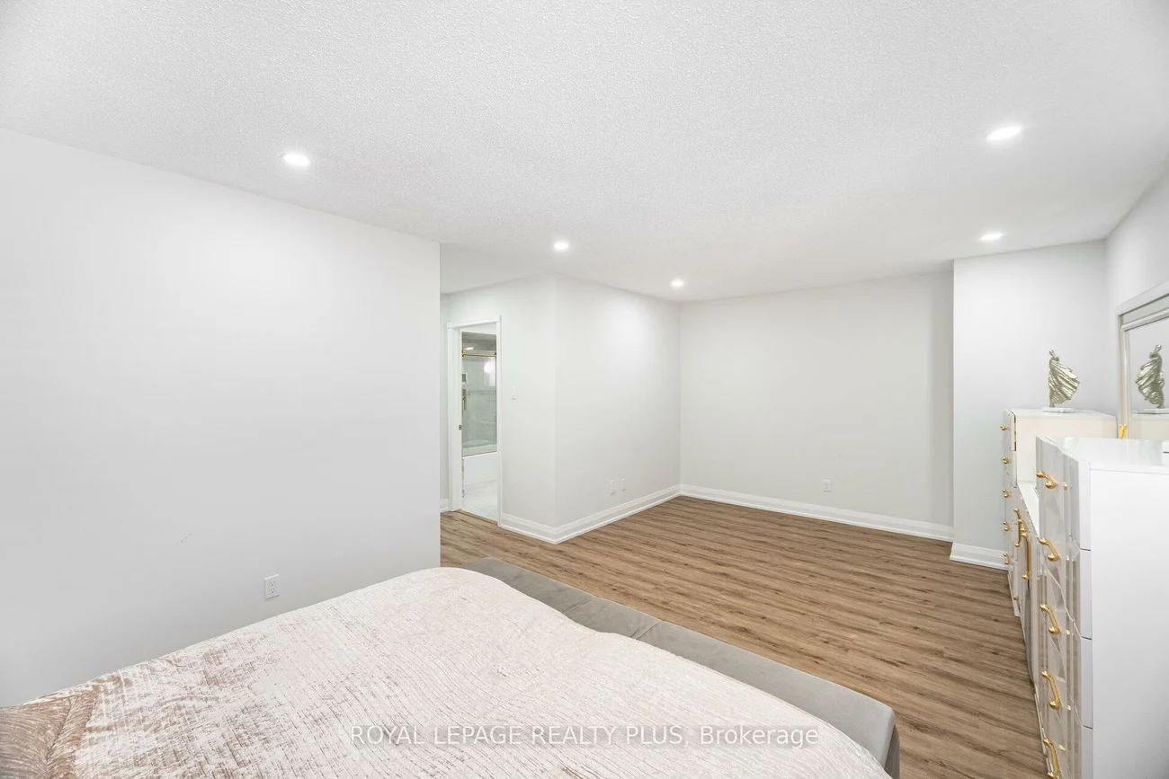 4635, Regents, Hurontario, Mississauga