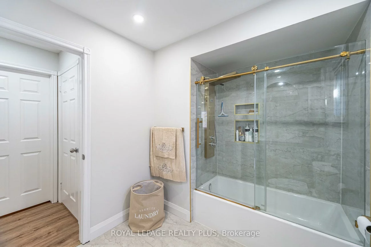 4635, Regents, Hurontario, Mississauga