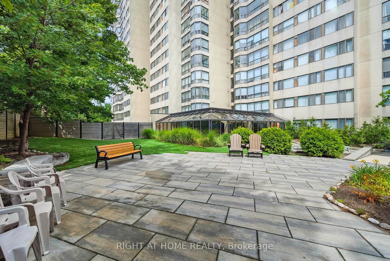 200, Robert Speck, Rathwood, Mississauga