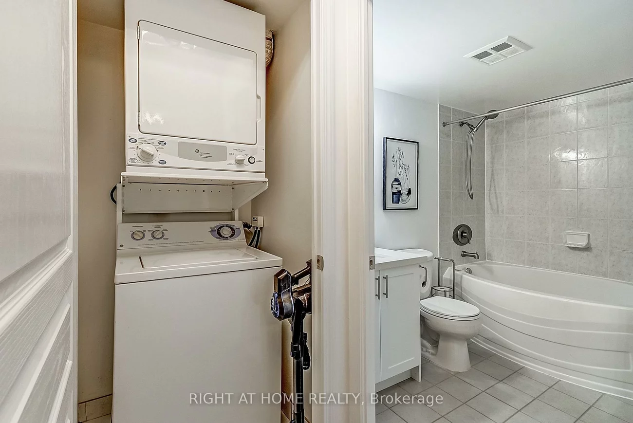2565, Erin Centre, Central Erin Mills, Mississauga