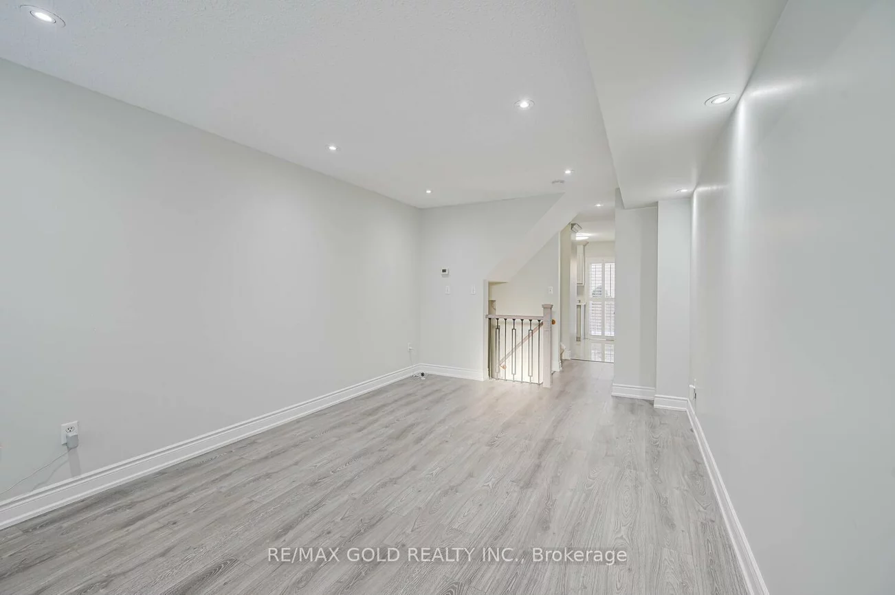 80, Strathaven, Hurontario, Mississauga