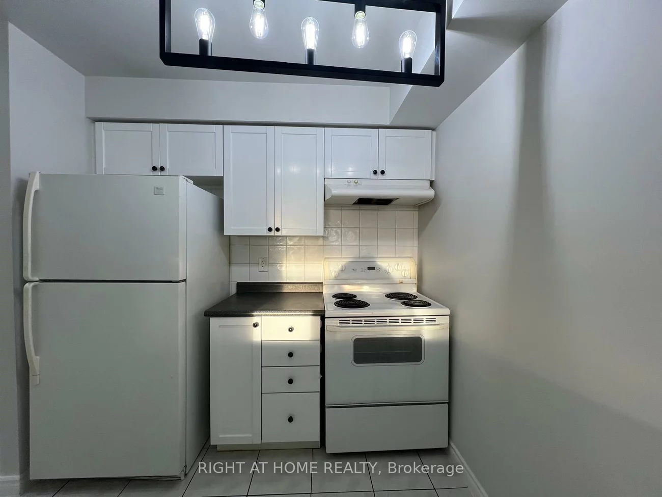 55, Strathaven, Hurontario, Mississauga