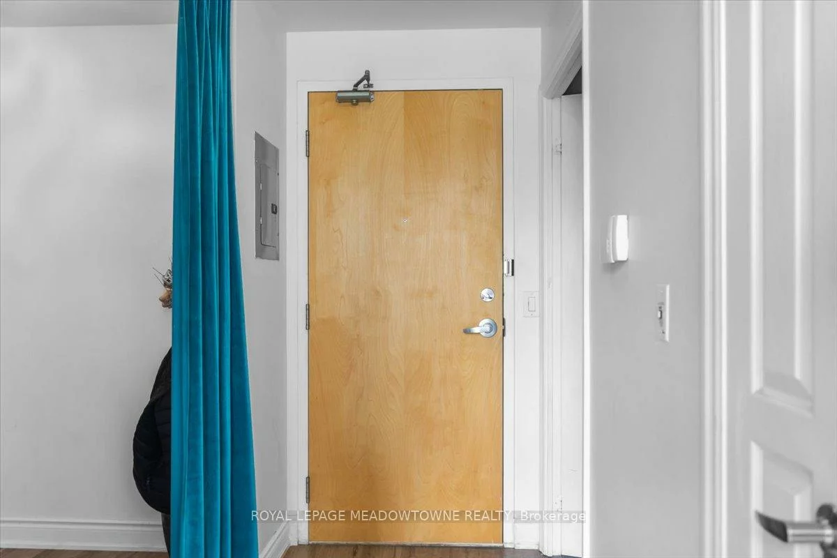 220, Burnhamthorpe, City Centre, Mississauga