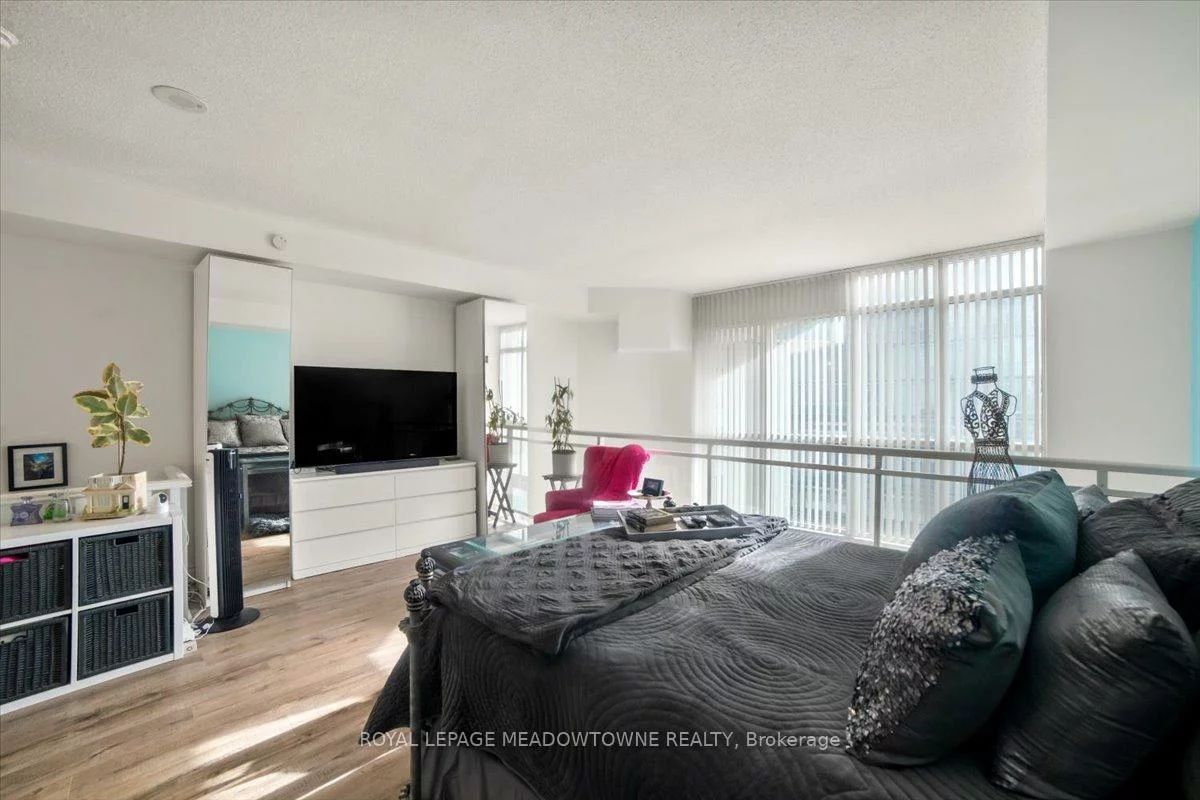 220, Burnhamthorpe, City Centre, Mississauga