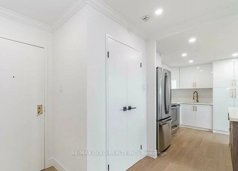 3700, Kaneff, Mississauga Valleys, Mississauga