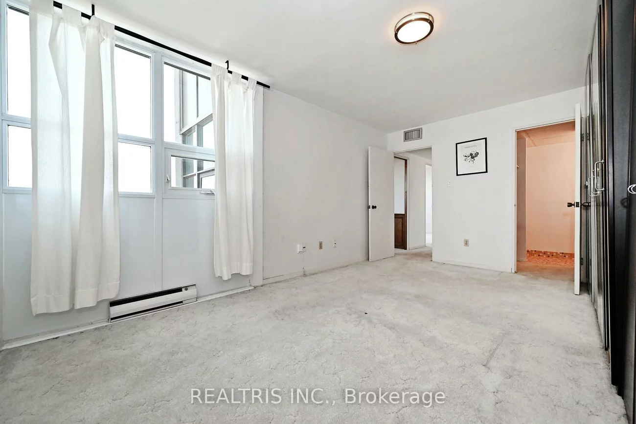 2323, Confederation, Cooksville, Mississauga