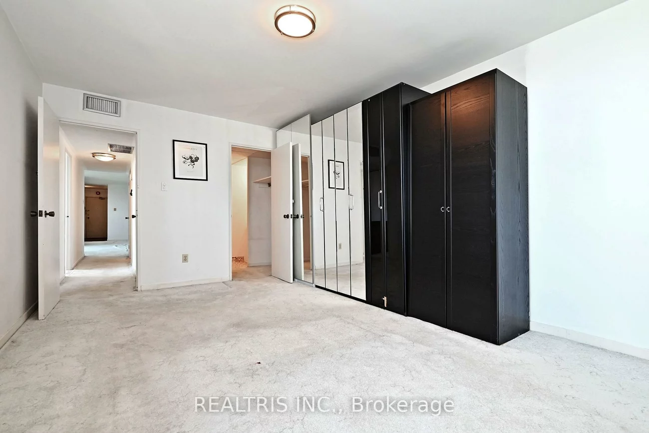 2323, Confederation, Cooksville, Mississauga