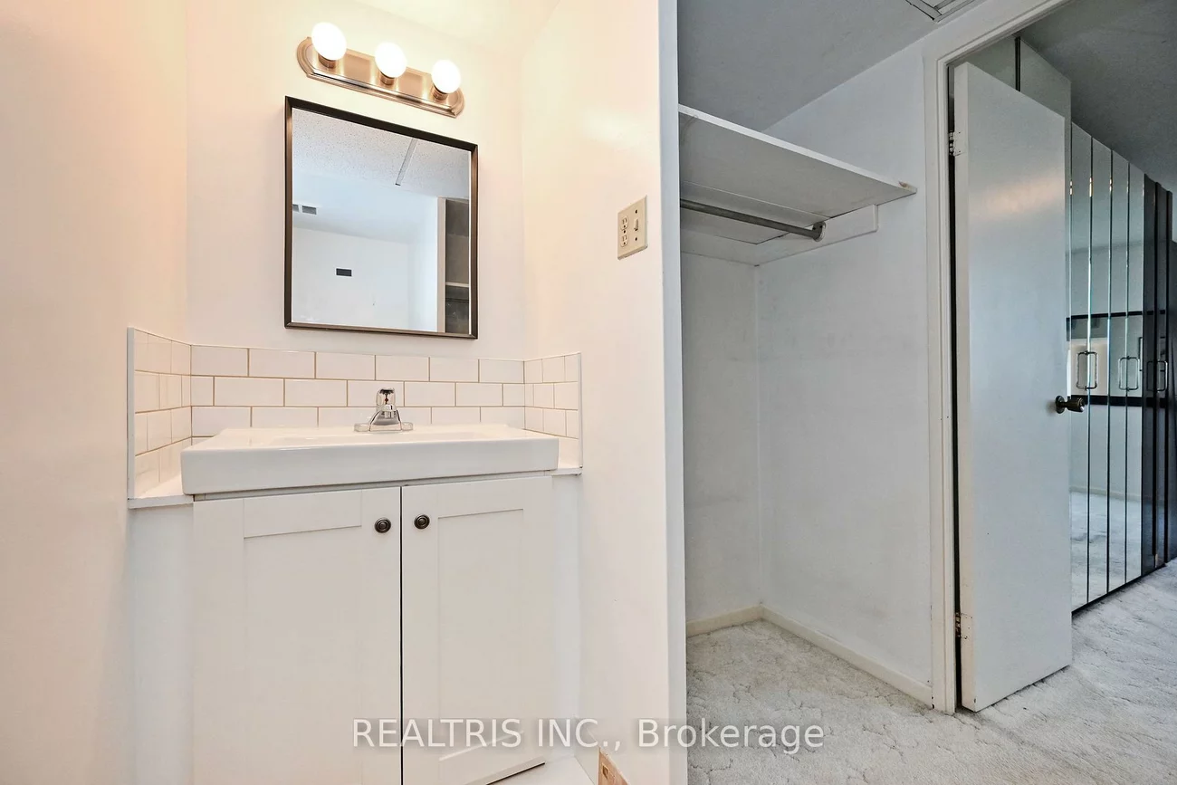 2323, Confederation, Cooksville, Mississauga