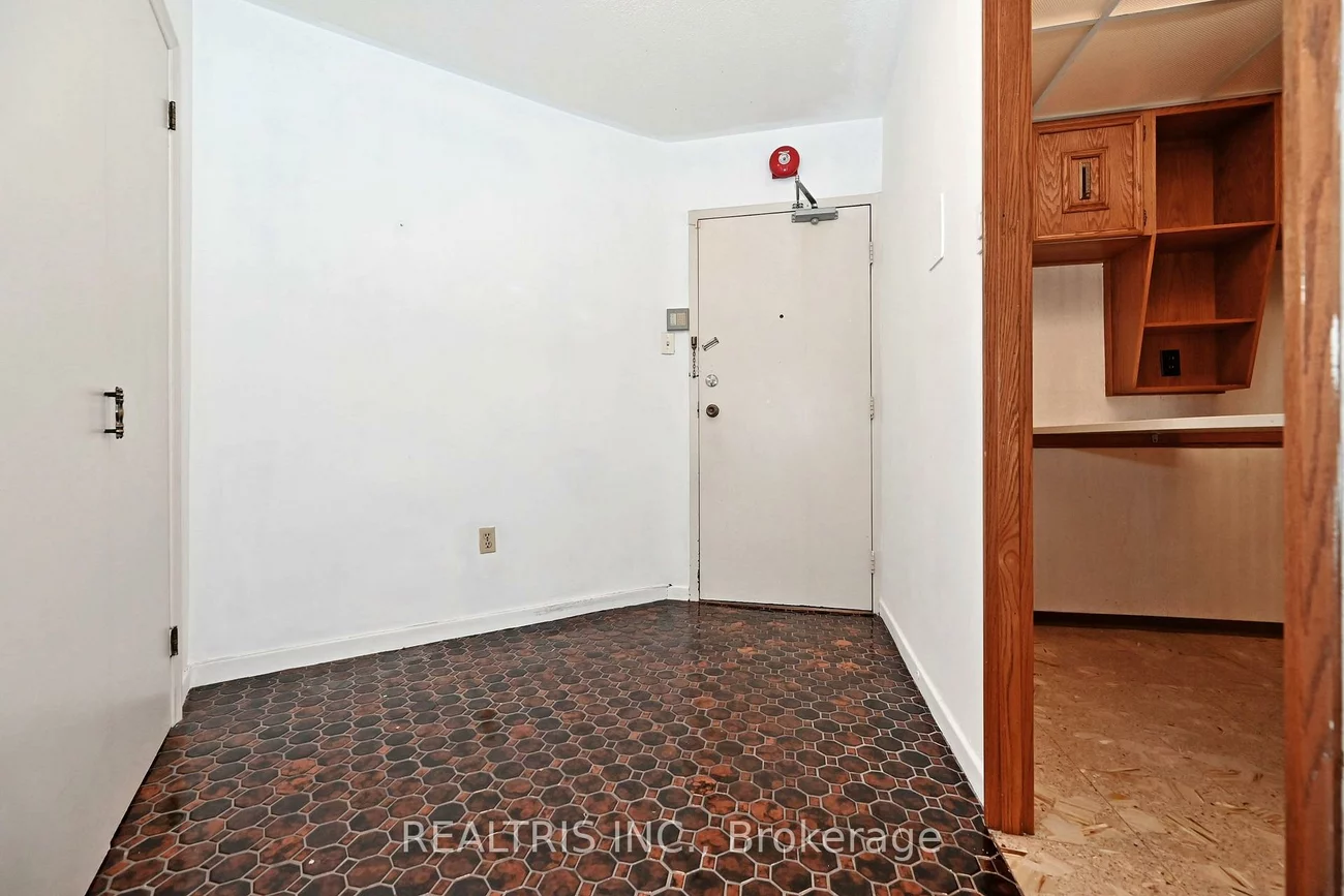 2323, Confederation, Cooksville, Mississauga